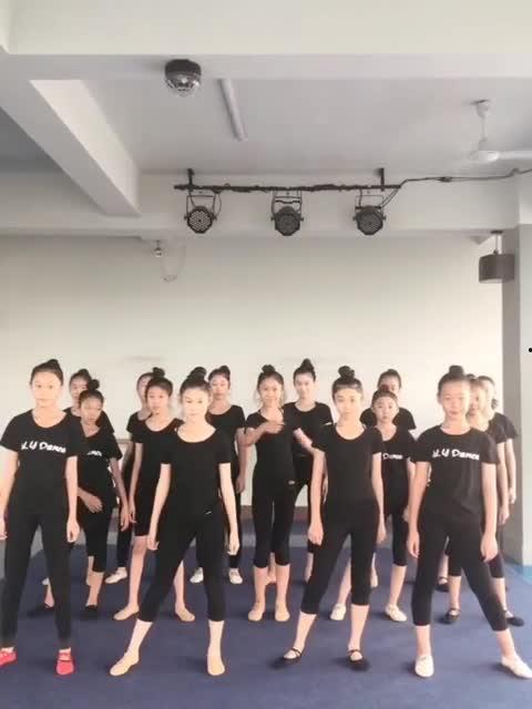 男生c哩c哩舞蹈视频,男生版视频燃动青春风采